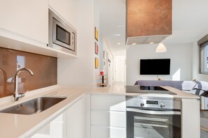 Fridge, microwave, oven, stovetop - Vacation Apartment 'Ínsula Suite' with Mountain View, Private Terrace and Wi-Fi (Tamaraceite)