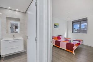 1 bedroom, WiFi, bed sheets - Vacation Apartment 'Ínsula Suite' with Mountain View, Private Terrace and Wi-Fi (Tamaraceite)