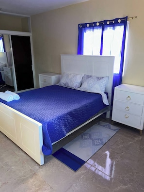 3 habitaciones, tabla de planchar con plancha, wifi y ropa de cama