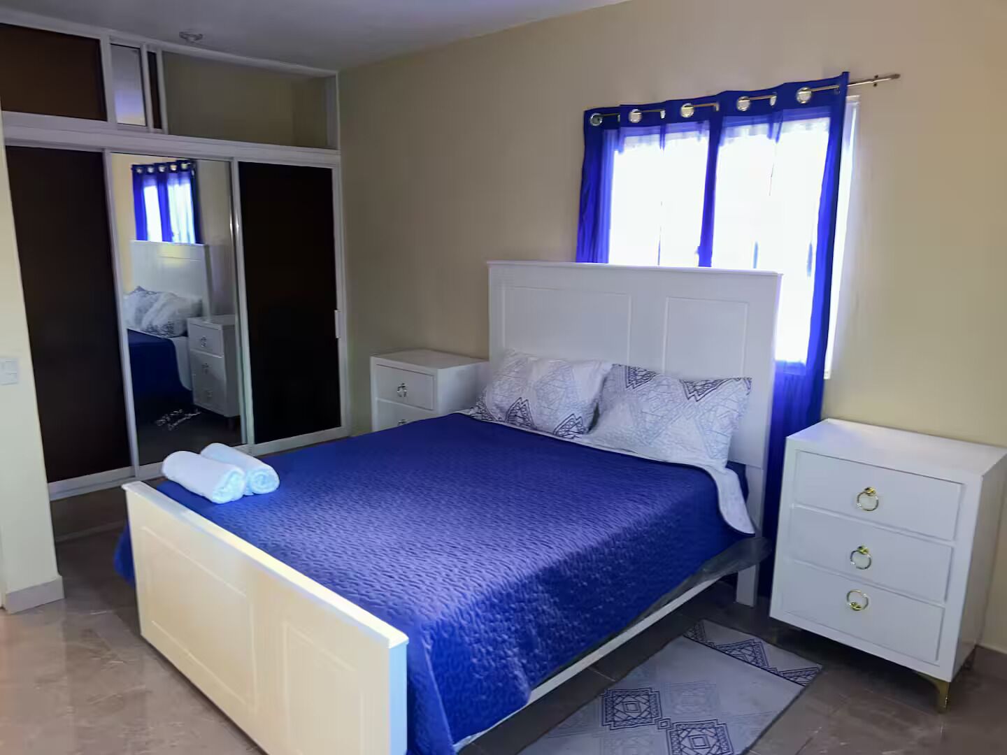 3 habitaciones, tabla de planchar con plancha, wifi y ropa de cama 