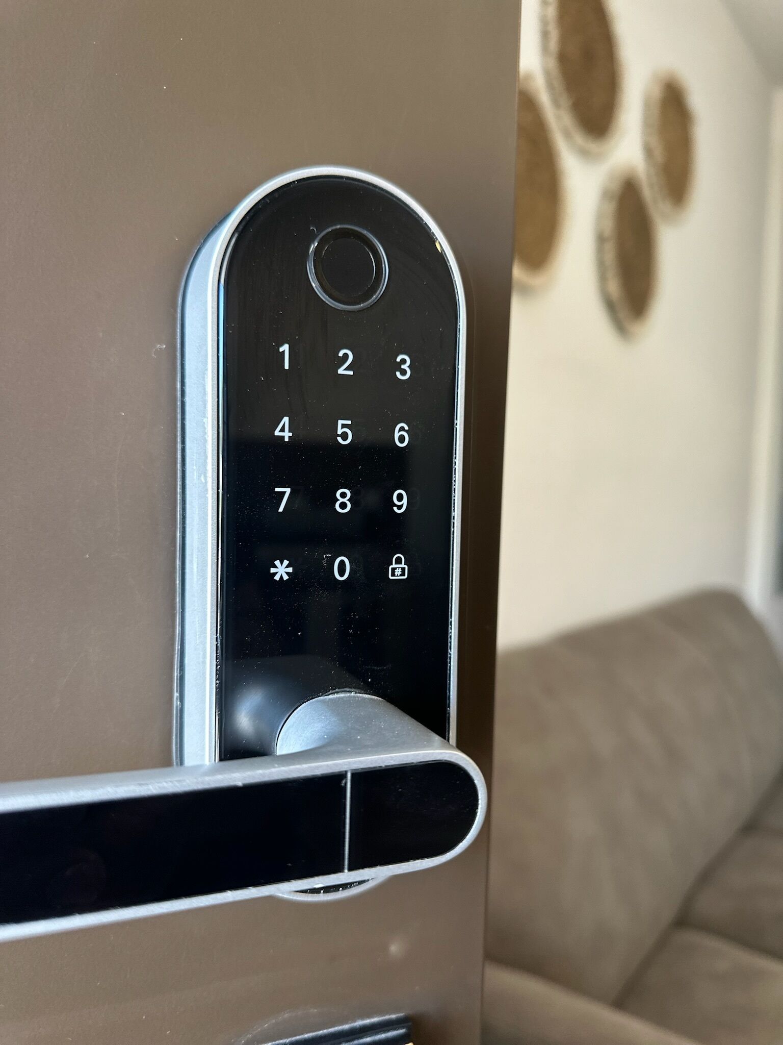 Un clavier à code sur une porte, probablement pour une chambre d’hôtel.