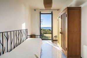 3 bedrooms, iron/ironing board, WiFi, bed sheets - Apartment 'Cala D'Aspide - Apt 2' with Sea View, Wi-Fi and Air Conditioning (Santa Caterina di Nardò)