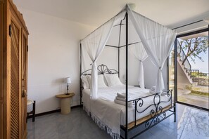 Iron/ironing board, WiFi, bed sheets - Cala D'Aspide Apartment 5 with Sea View, Wi-Fi, and Air Conditioning (Santa Caterina di Nardò)