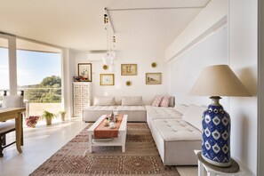 Ein modernes Wohnzimmer mit Sofa, Couchtisch und Dekoration.