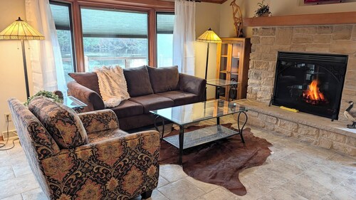 The River House - Your Packer Country Retreat: Hike, Fish, Kayak & Pet friendly
