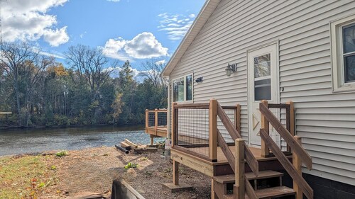 The River House - Your Packer Country Retreat: Hike, Fish, Kayak & Pet friendly