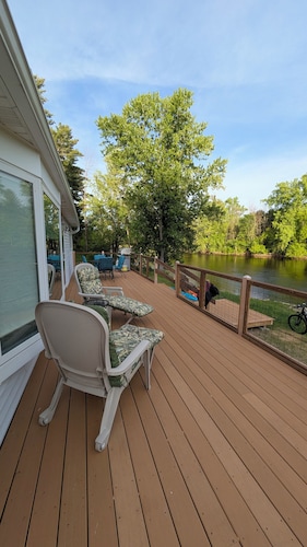The River House - Your Packer Country Retreat: Hike, Fish, Kayak & Pet friendly