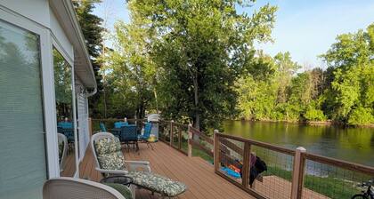 The River House - Your Packer Country Retreat: Hike, Fish, Kayak & Pet friendly