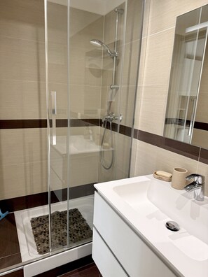 Shower, bidet, towels - Duplex in the heart of Menton (Menton)