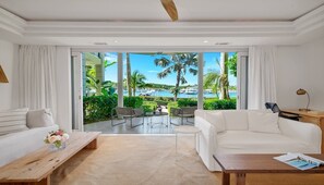 Smart TV - YACHT CLUB C3 - Contemporary One Bedroom Garden Level Condo over the Marina (Providenciales)