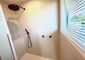 Shower, hair dryer, towels, soap - Top of Tyne - Peace, Comfort & Local Connection (Oamaru)