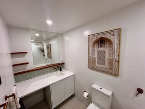 Shower, hair dryer, towels, soap - Top of Tyne - Peace, Comfort & Local Connection (Oamaru)