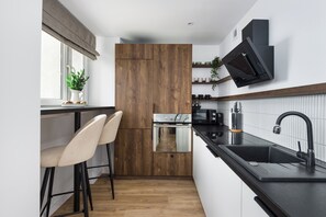 Deluxe appartement, uitzicht op stad | Privékeuken | Een koelkast/vriezer, een magnetron, een oven, een kookplaat