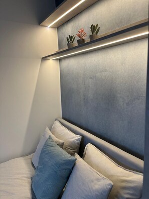 Deluxe-Apartment, Stadtblick | Individuell dekoriert, individuell eingerichtet, Schreibtisch