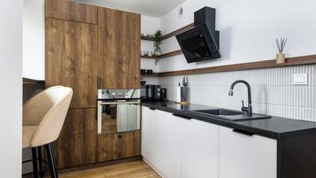Deluxe-Apartment, Stadtblick | Eigene Küche | Großer Kühlschrank, Mikrowelle, Ofen, Herdplatte