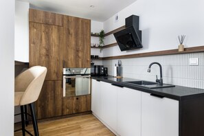 Appartement Deluxe, vue ville | Cuisine privée | Grand réfrigérateur, micro-ondes, four, plaque de cuisson