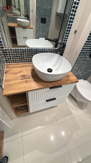 Deluxe Apartment, City View | Bathroom | Shower, free toiletries, hair dryer, towels