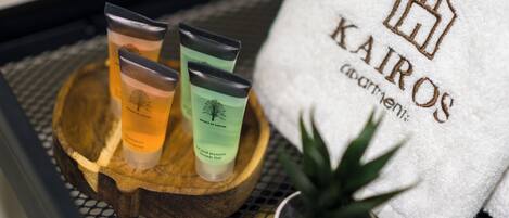 A tray with three toiletry bottles and a towel with the text "KAIROG".
