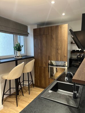 Deluxe-Apartment, Stadtblick | Eigene Küche | Großer Kühlschrank, Mikrowelle, Ofen, Herdplatte