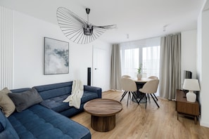 Deluxe-huoneisto, kaupunkinäköala | Oleskelualue | 50–tuumainen äly-TV, jossa kaapelikanavat