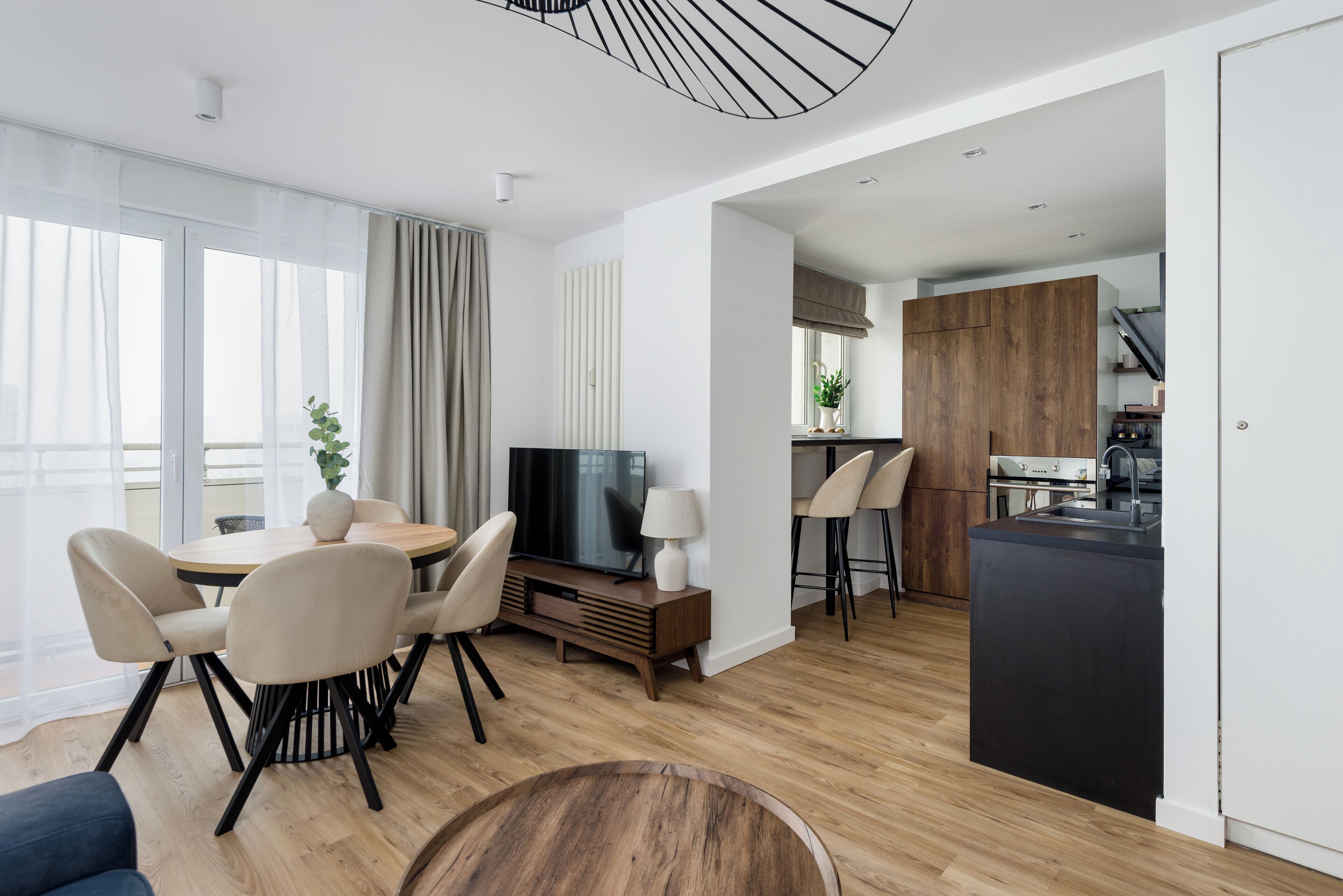 Appartamento Deluxe, vista città | Area soggiorno | Smart TV 50 pollici con canali via cavo, studio