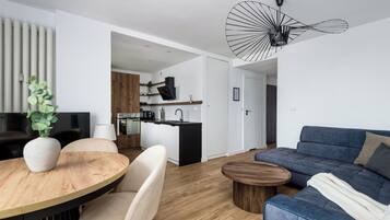 Deluxe Apartment, City View | Ruang tamu | 50 inci sebuah televisyen pintar dengan kabel, pejabat