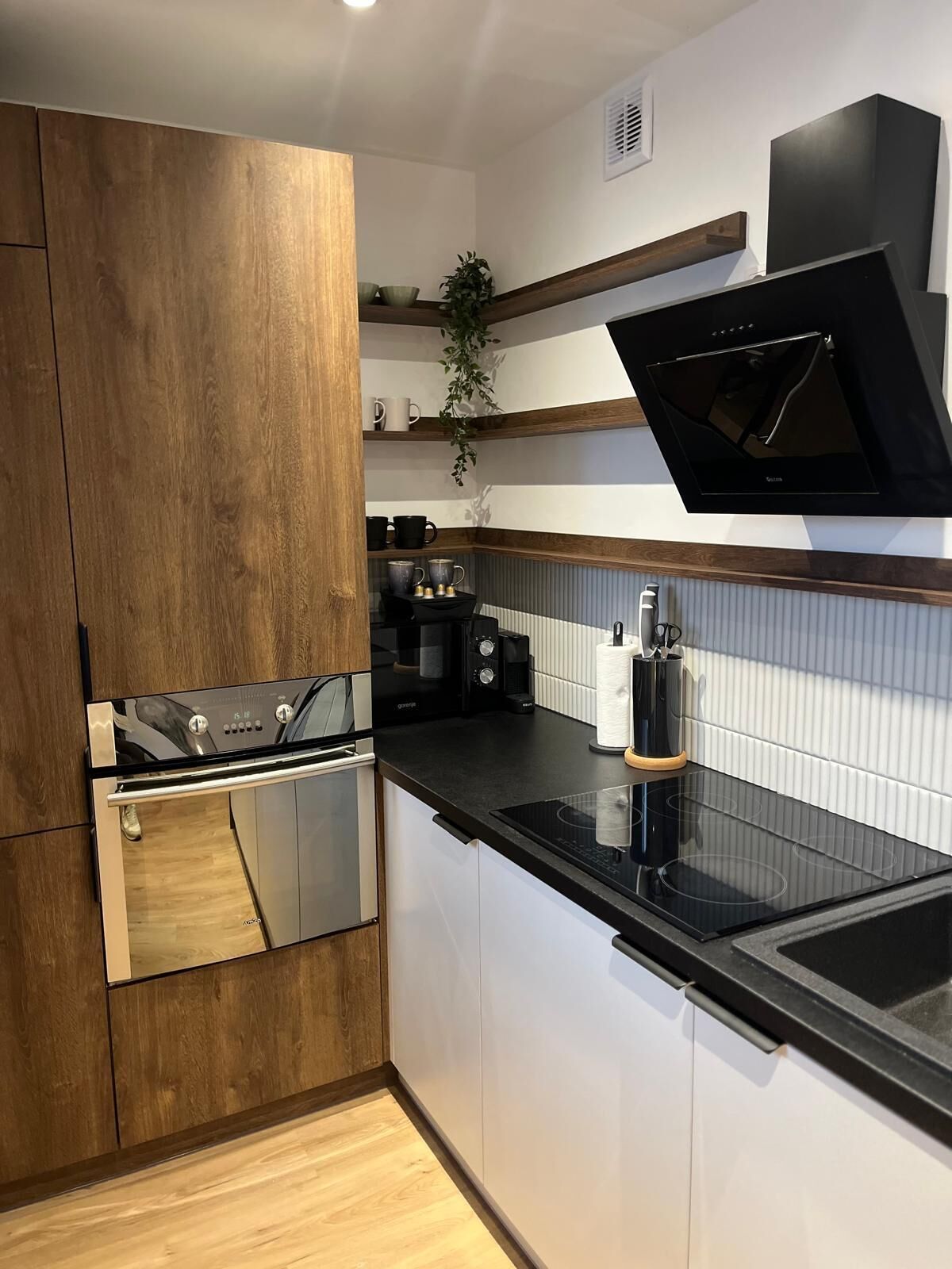 Køleskab/fryser i fuld størrelse, mikrobølgeovn, ovn, kogeplade