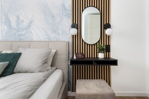 Deluxe-huoneisto, kaupunkinäköala | Yksilöllisesti sisustettu, yksilöllisesti kalustettu, työpöytä