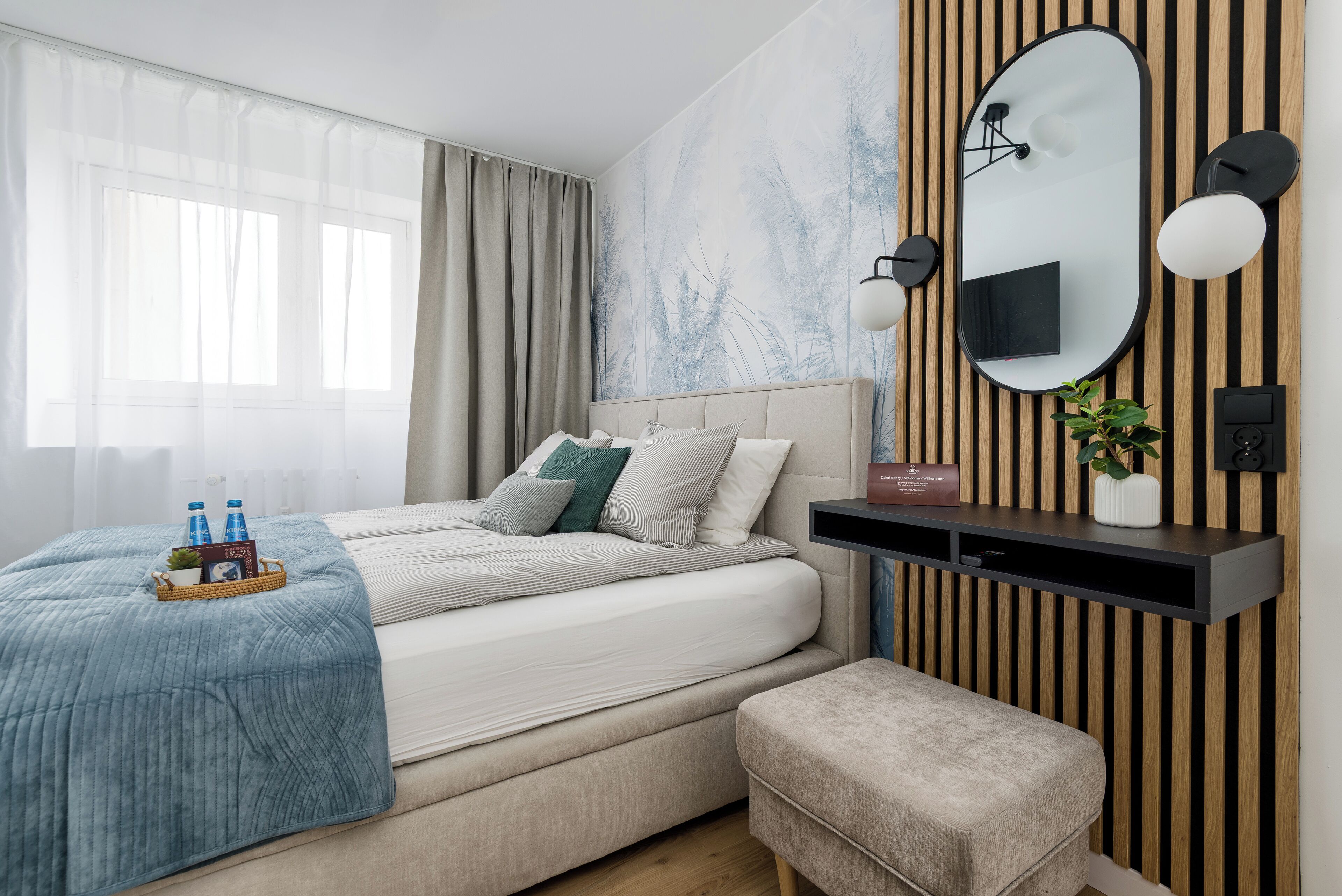 Lägenhet Deluxe - utsikt mot staden | Individuell inredning, unika möbler, skrivbord och arbetsyta för laptop