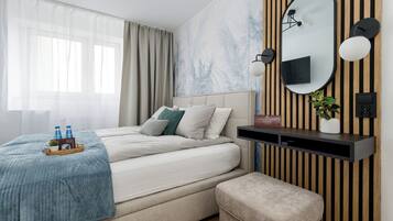 Deluxe-Apartment, Stadtblick | Individuell dekoriert, individuell eingerichtet, Schreibtisch