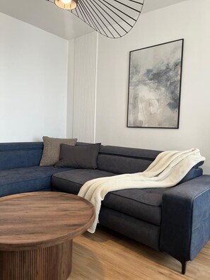 Deluxe-Apartment, Stadtblick | Wohnbereich | 50-Zoll-Smart-TV mit Kabelempfang, Arbeitsbereiche