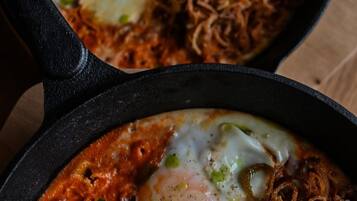 Daily cooked-to-order breakfast (PLN 45 per person)