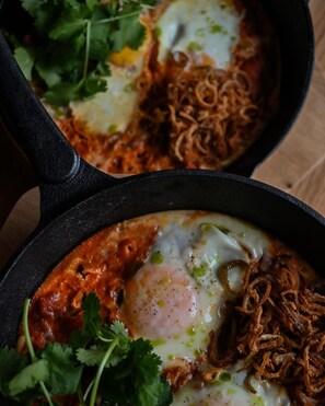 Daily cooked-to-order breakfast (PLN 45 per person)