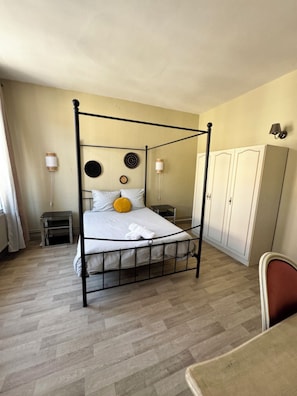 5 bedrooms, free WiFi, bed sheets - 5 bedroom house and courtyard - 1930's Roubaix (Roubaix)