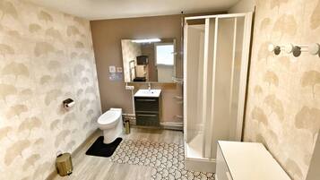 Dusche, Haartrockner, Handtücher, Seife