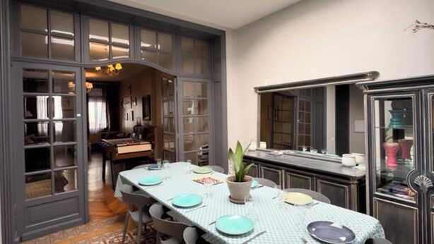 A dining area with a high ceiling and skylight, a patterned floor, and a table set for four with chairs. - 5 bedroom house and courtyard - 1930's Roubaix (Roubaix)