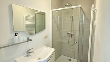 Een douche, een haardroger, handdoeken, zeep