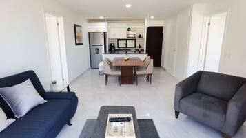 Departamento Deluxe, balcón, vista a la ciudad | Área de sala de estar