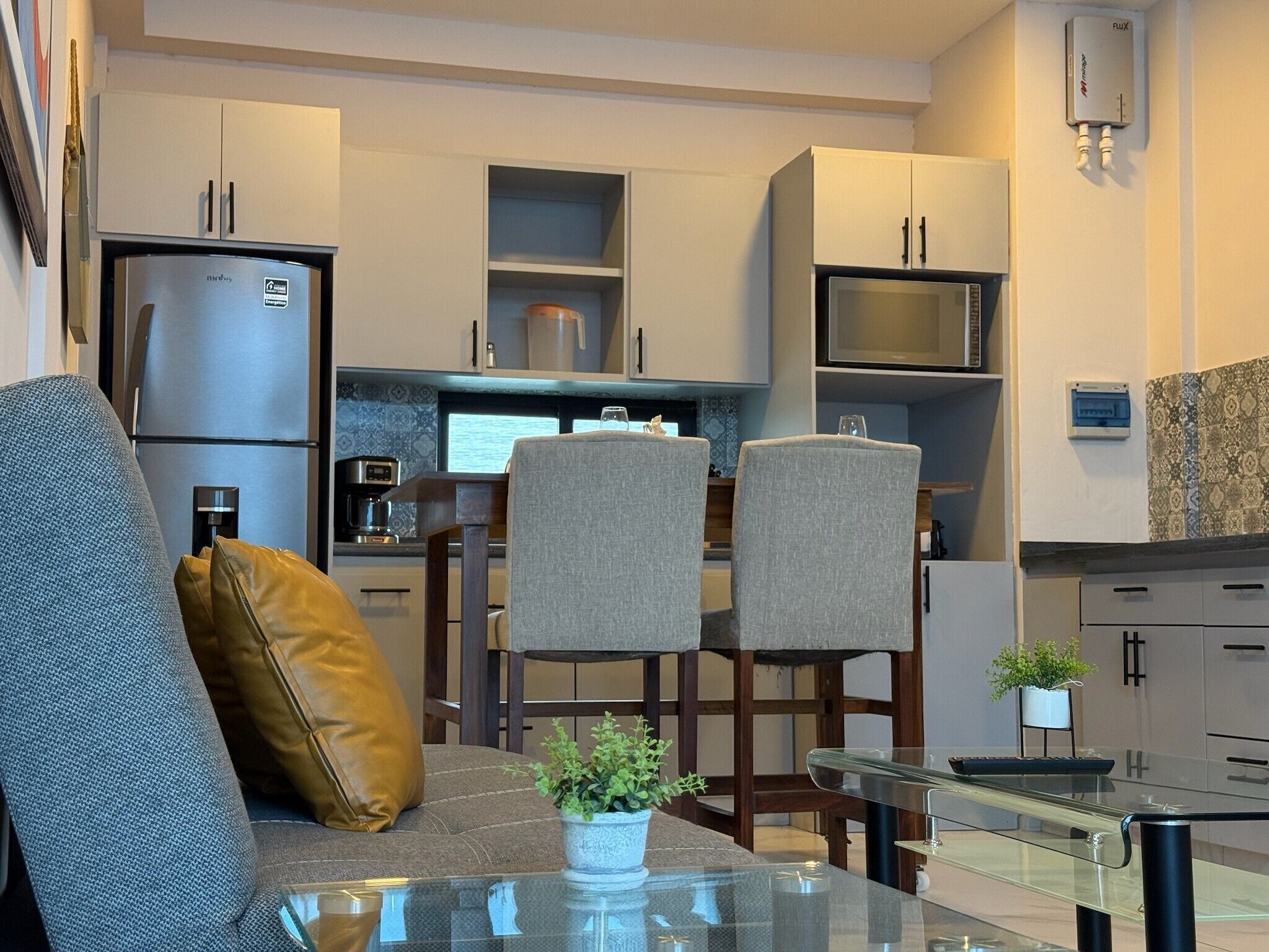 Elite Apartment, Balcony, City View | Private kitchen | Microwave, cookware/dishes/utensils