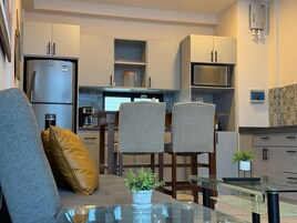 Apartamento Elite, balcón, vistas a la ciudad | Cocina privada | Cafetera o tetera, frigorífico pequeño, microondas y placa de cocina