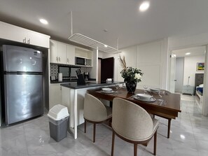 豪華公寓, 陽台, 城市景觀 | 私人廚房 | 微波爐、鍋具/餐盤/廚房用品