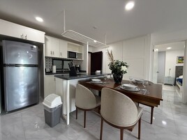 Apartamento Deluxe, balcón, vistas a la ciudad | Cocina privada | Cafetera o tetera, frigorífico pequeño, microondas y placa de cocina