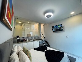 Estudio | Edredones de plumas, cortinas opacas, tabla de planchar con plancha