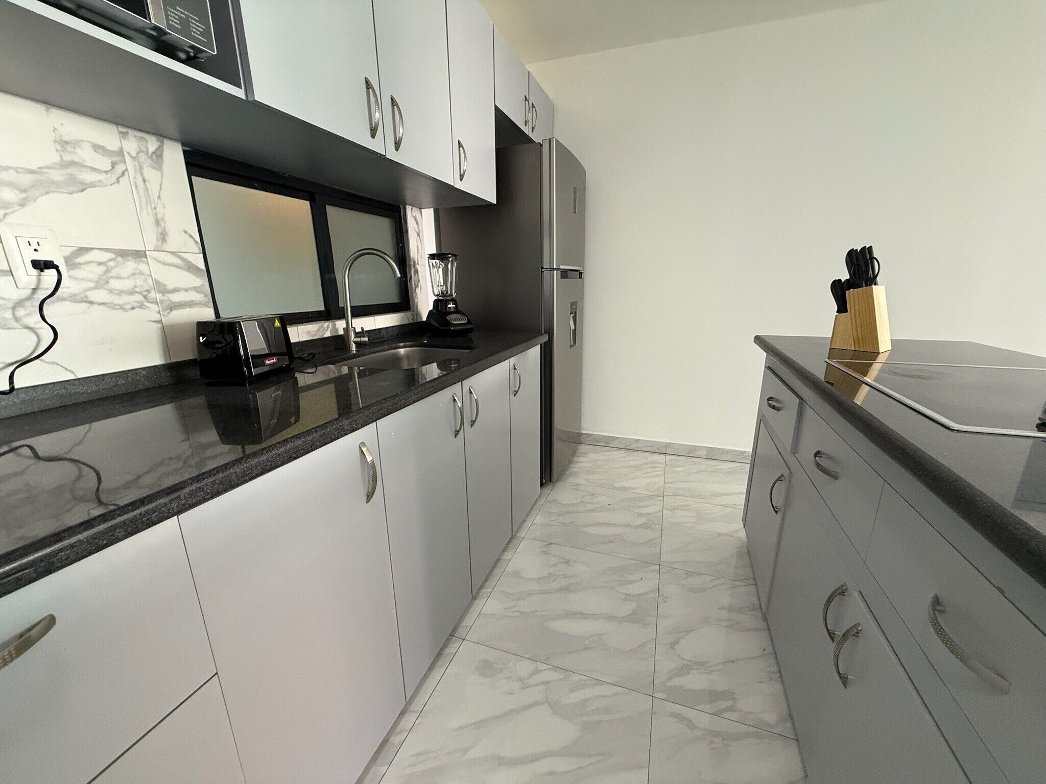 Apartamento Deluxe, balcón | Cocina privada | Microondas y utensilios de cocina