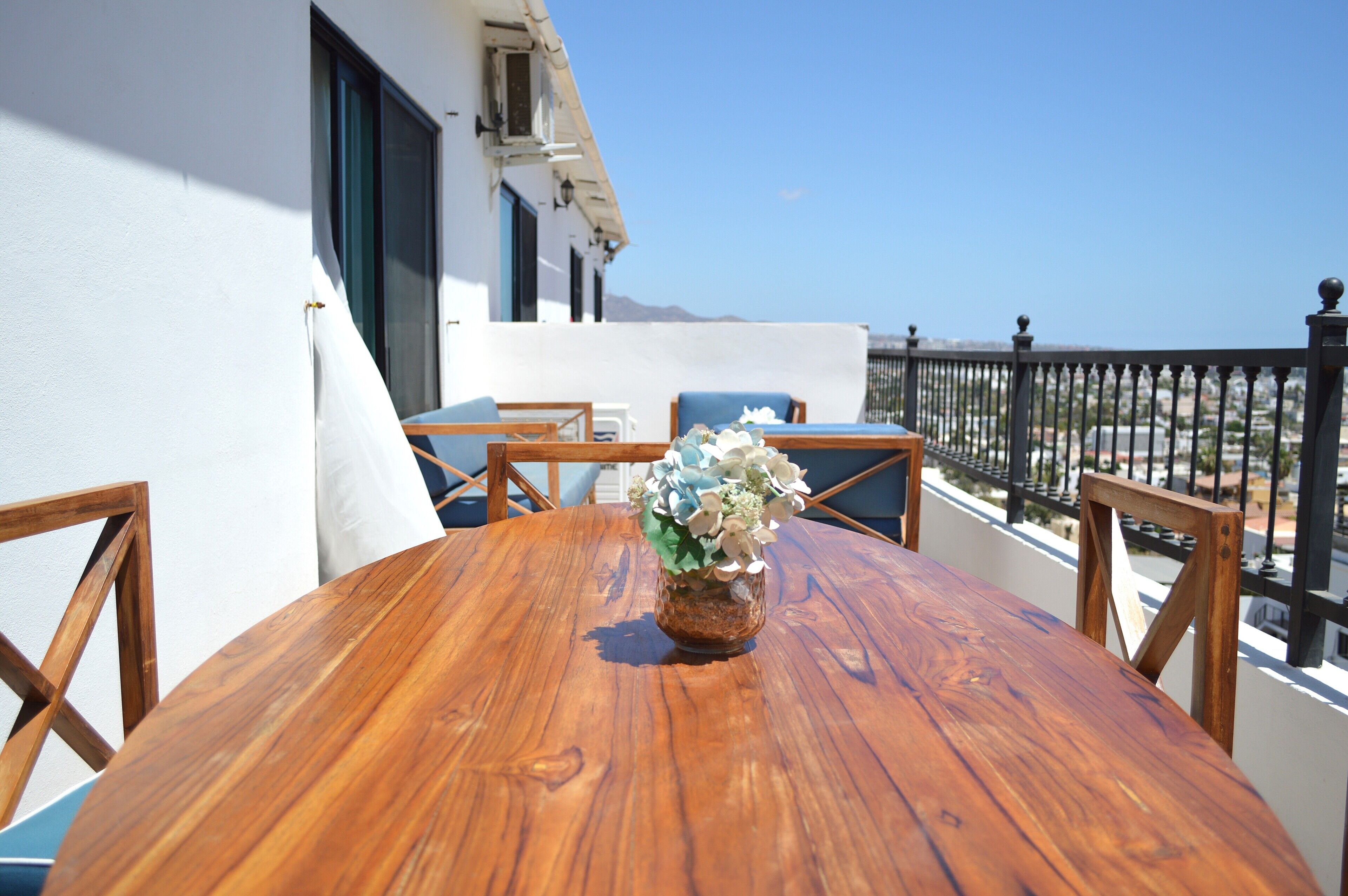 Apartamento familiar, balcón, vistas al mar | Tabla de planchar con plancha, wifi gratis, ropa de cama