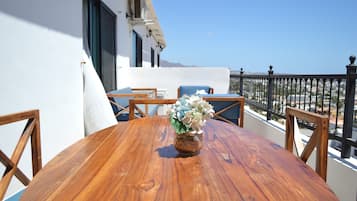 Apartamento familiar, balcón, vistas al mar | Tabla de planchar con plancha, wifi gratis, ropa de cama