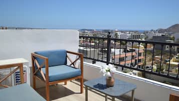 Departamento familiar, balcón, vista al océano | Tabla de planchar con plancha, wifi gratis y ropa de cama
