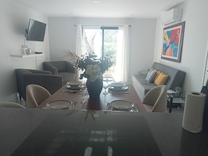 Departamento Deluxe, balcón, vista a la ciudad | Tabla de planchar con plancha, wifi gratis y ropa de cama