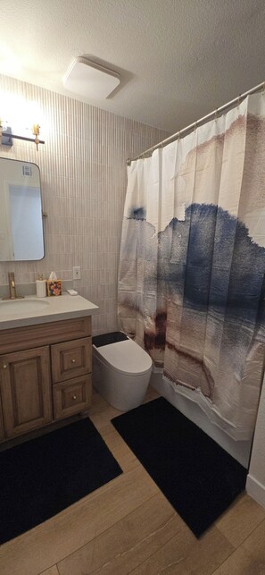 تجهيزات دش، مجففات شعر، مراحيض شطف، مناشف