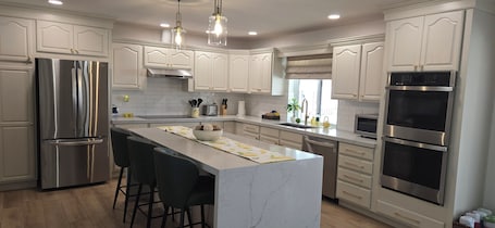 Microwave, oven, stovetop, dishwasher. 3bd/2ba house. Sleeps 9. AC, Games, Snacks, Coffee Bar, Private Pool & more